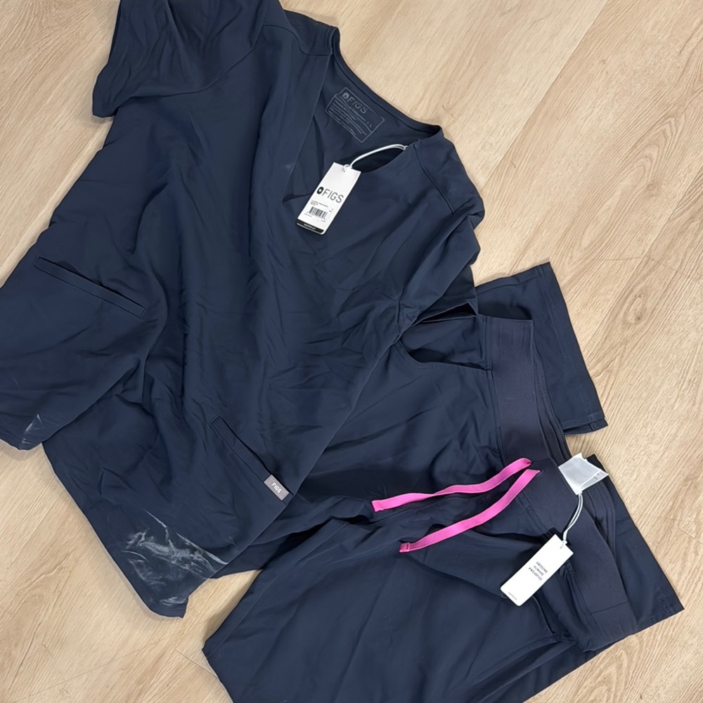 Fig casma 3 pocket scrub top and kade cargo tall scrub pants both size large
